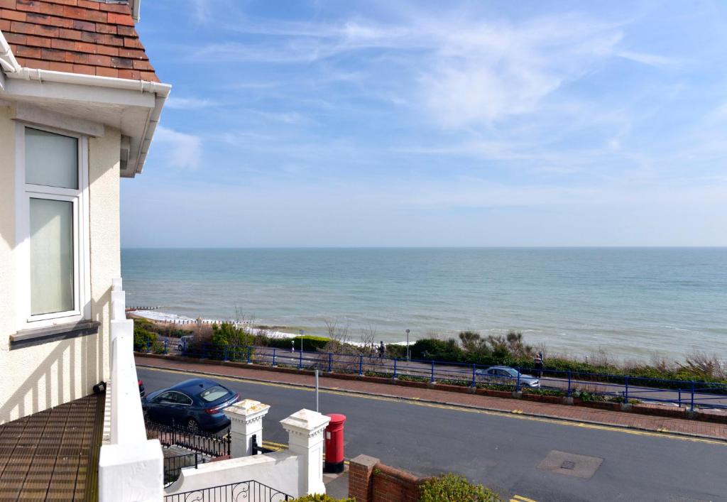 una casa con vistas al océano en Sea Dreams, en Eastbourne