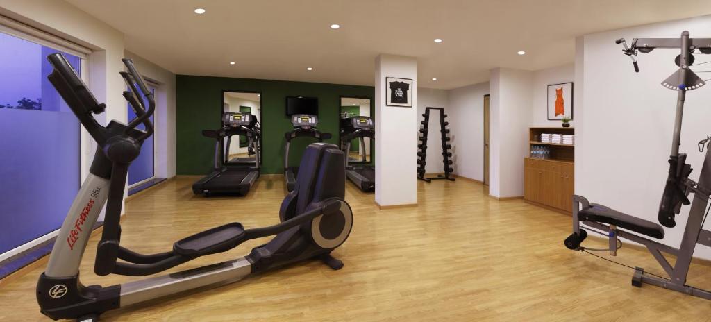 Fitness centrum a/nebo fitness zařízení v ubytování Lemon Tree Hotel Chennai