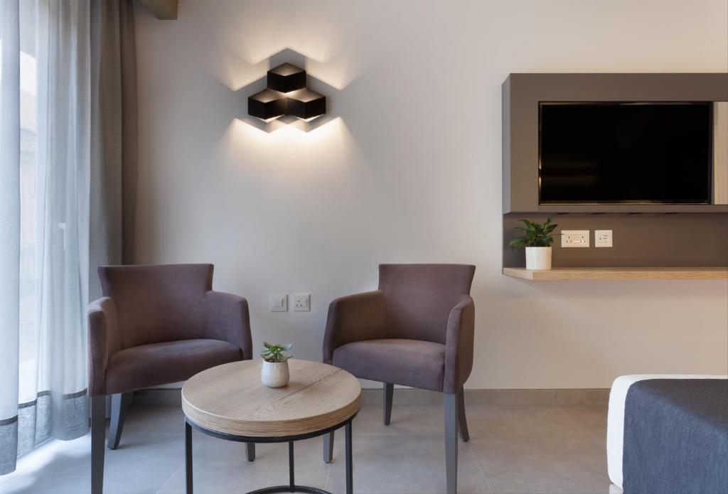 TV a/nebo společenská místnost v ubytování Azur Hotel by ST Hotels