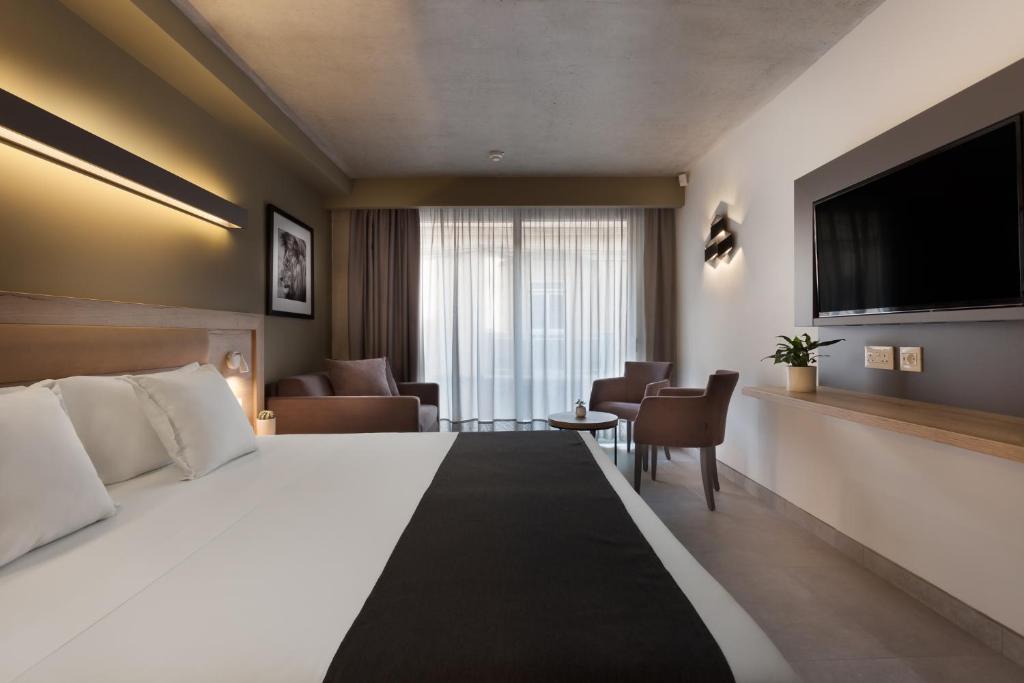 TV a/nebo společenská místnost v ubytování Azur Hotel by ST Hotels