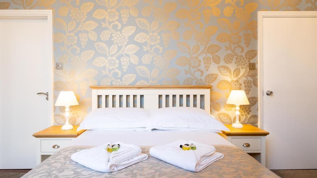 Postel nebo postele na pokoji v ubytování Almorah Hotel