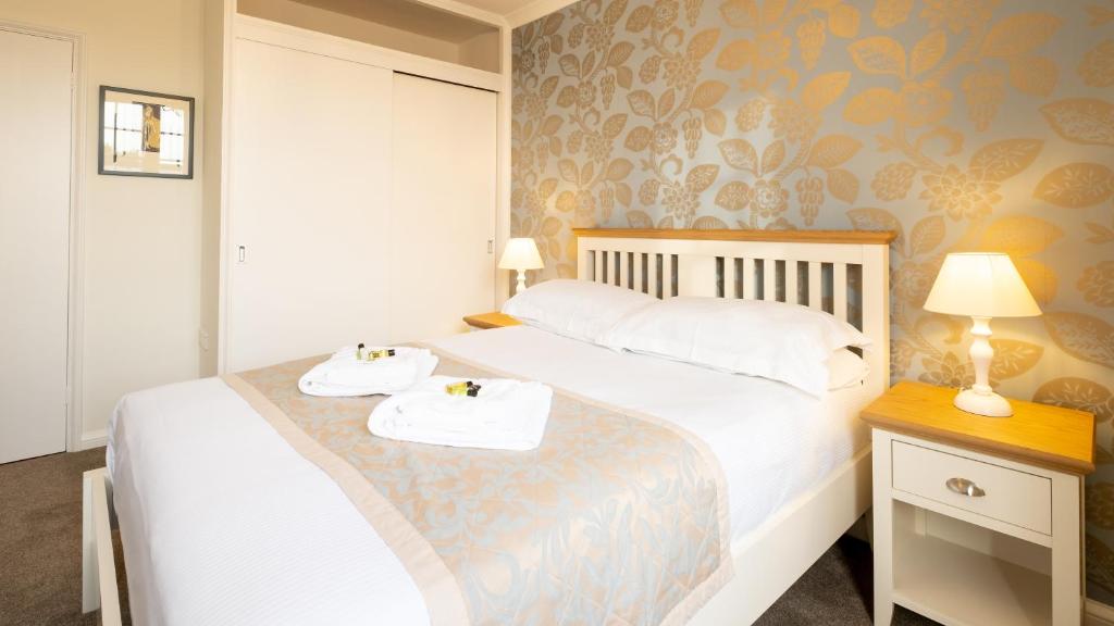 Postel nebo postele na pokoji v ubytování Almorah Hotel