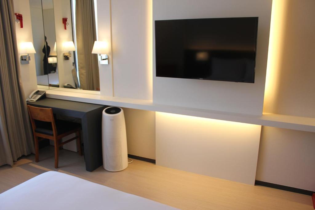 TV a/nebo společenská místnost v ubytování Geoje Artnouveau Suite Hotel