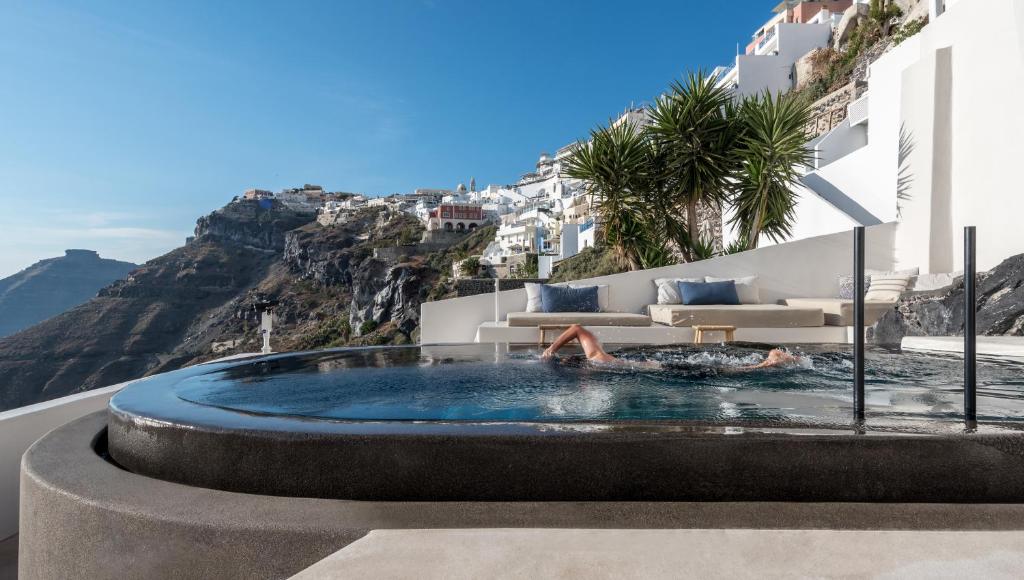 Nespecifikovaný výhled na hory nebo výhled na hory při pohledu z hotelu