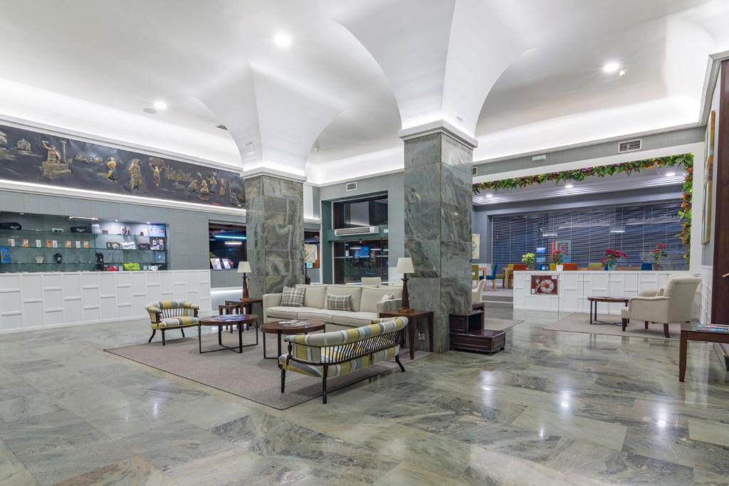 un vestíbulo con sofás y mesas en un edificio en Hotel Bahía de Vigo en Vigo