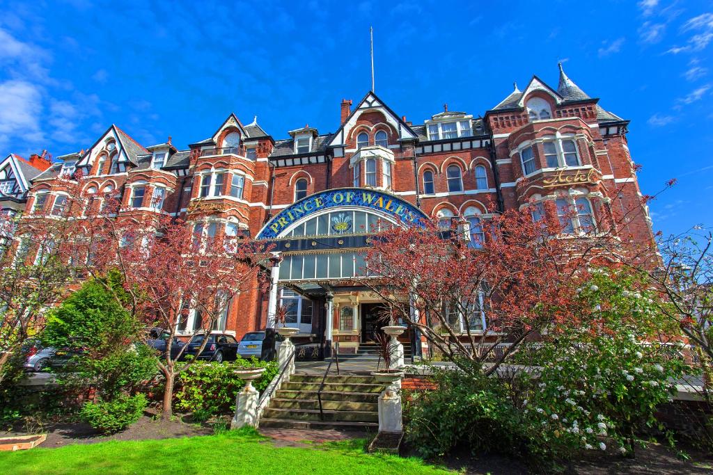 紹斯波特的住宿－威爾士王子酒店，一座大型砖砌建筑,前面设有楼梯
