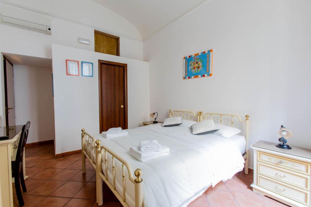 biała sypialnia z białym łóżkiem i komodą w obiekcie Oscar 3 w Rzymie