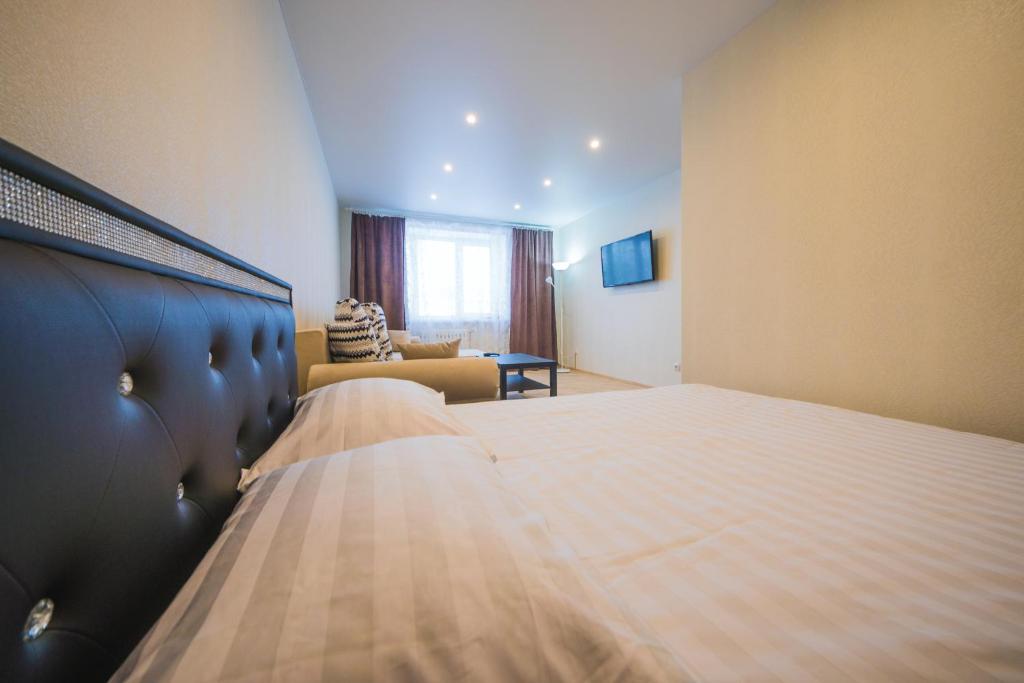 Ένα ή περισσότερα κρεβάτια σε δωμάτιο στο apartments for Yakubovsky 62 from ApartmentCity