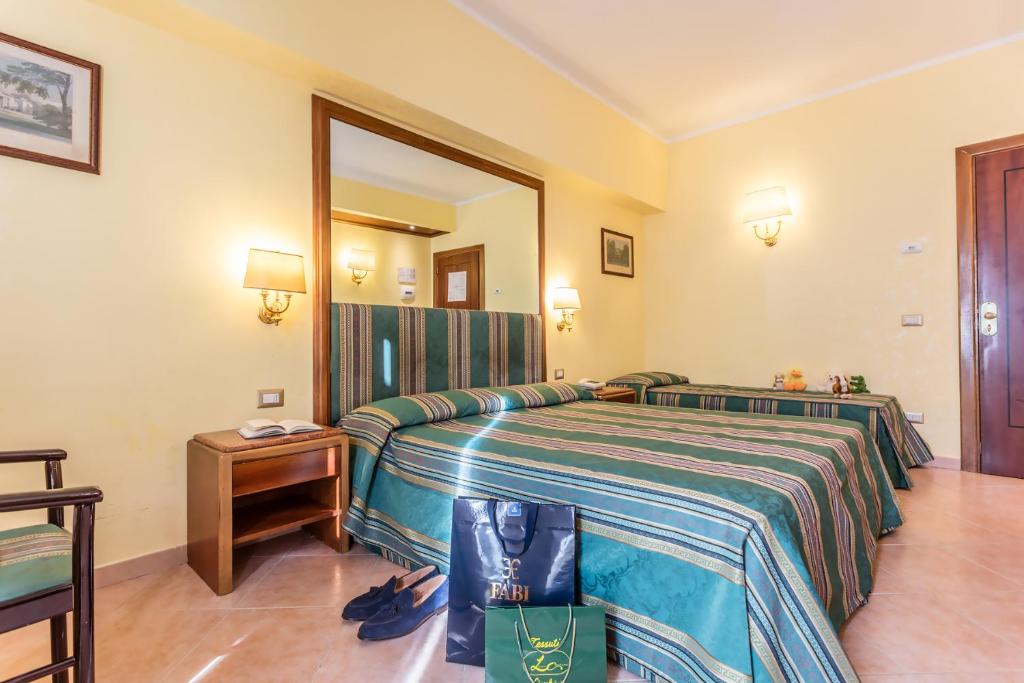 Postel nebo postele na pokoji v ubytování Raeli Hotel Noto