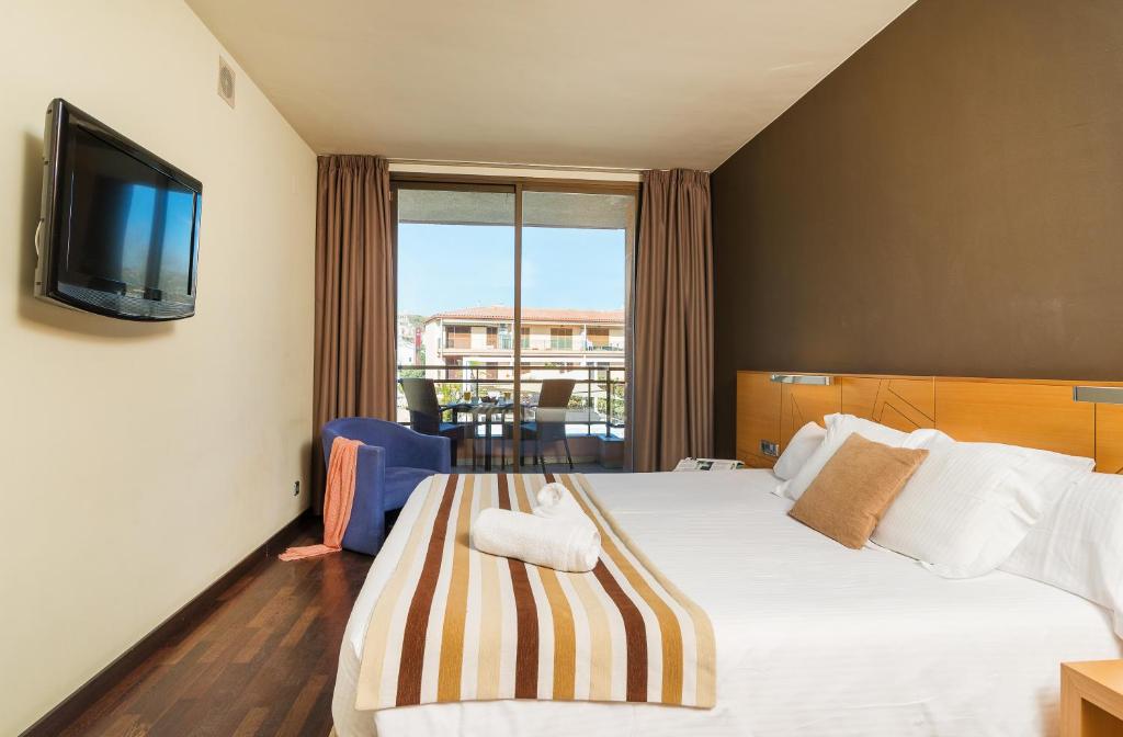Postel nebo postele na pokoji v ubytování Hotel Restaurant Sant Pol