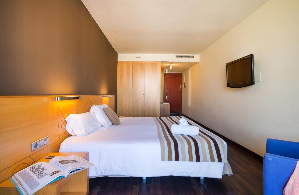 Postel nebo postele na pokoji v ubytování Hotel Restaurant Sant Pol