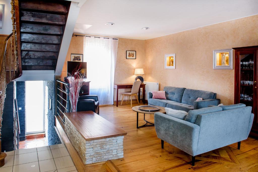 盧爾德的住宿－La Sainte Famille，客厅配有蓝色的沙发和桌子