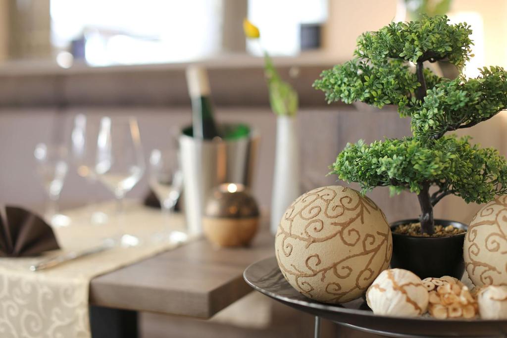 una mesa con dos plantas en jarrones sobre una mesa en Hotel Haus Christa, en Bad Bertrich