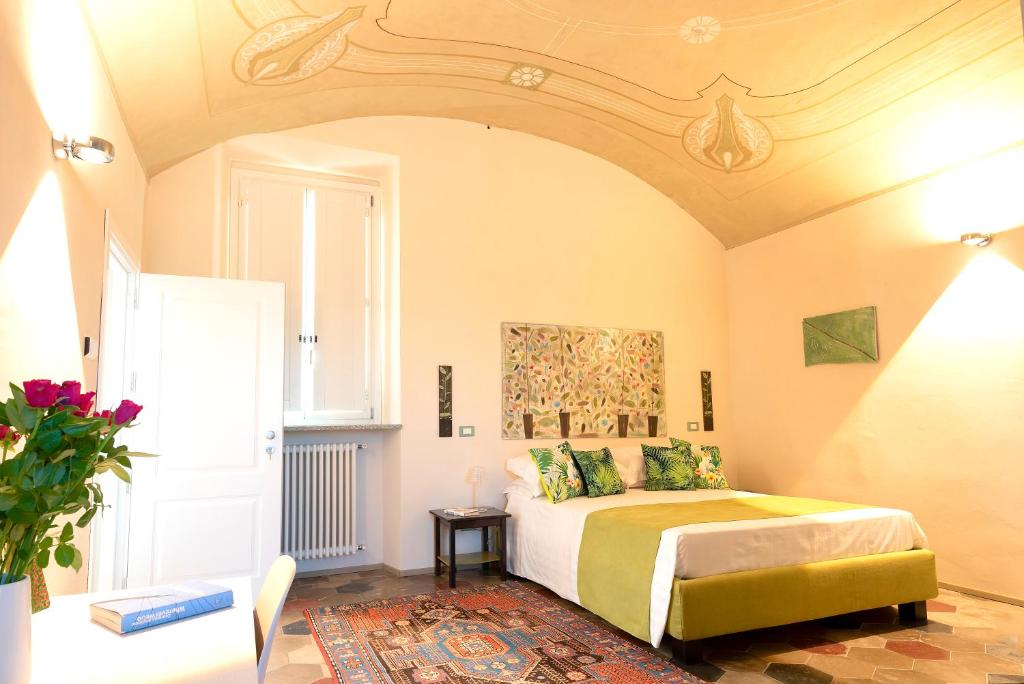 een slaapkamer met een bed in een kamer bij AGRITURISMO CASCINA GRAZIOSA in Cameriano