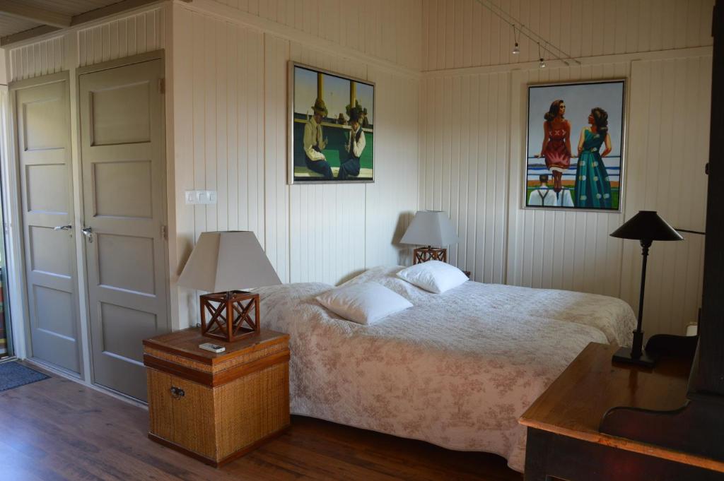1 dormitorio con 1 cama y 2 cuadros en la pared en Les Rouges Gorges du Domaine du Moulin 14, en Étables