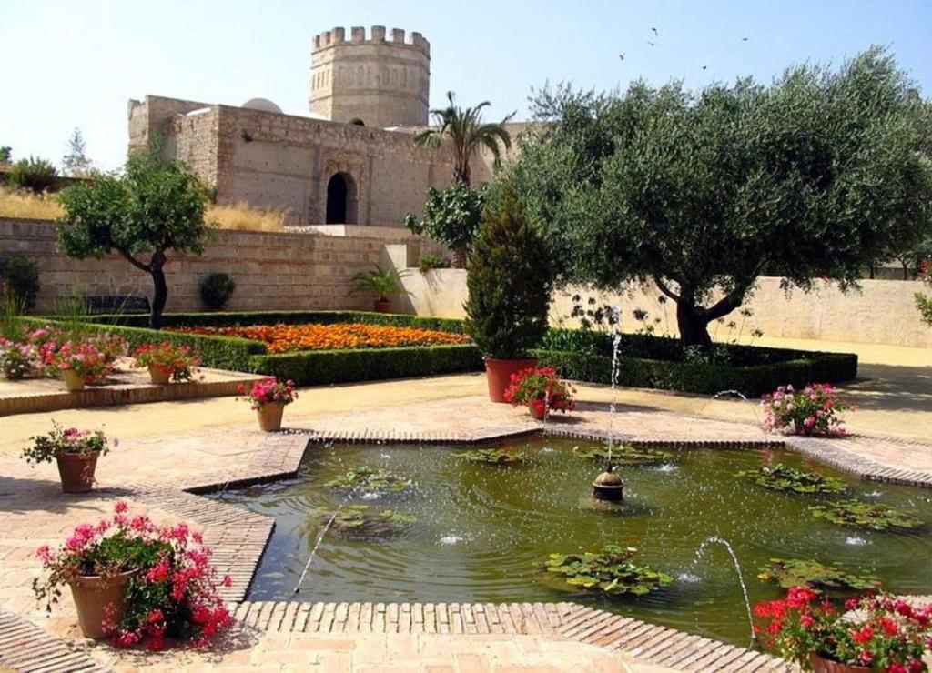 Vonkajšia záhrada v ubytovaní Suite Catedral Jerez