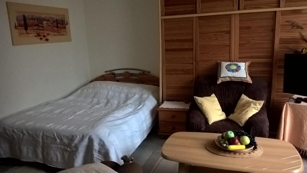 una camera con letto e tavolo con cesto di frutta di Gemütl. Ferienwohnung und Privatzimmer ad Amburgo