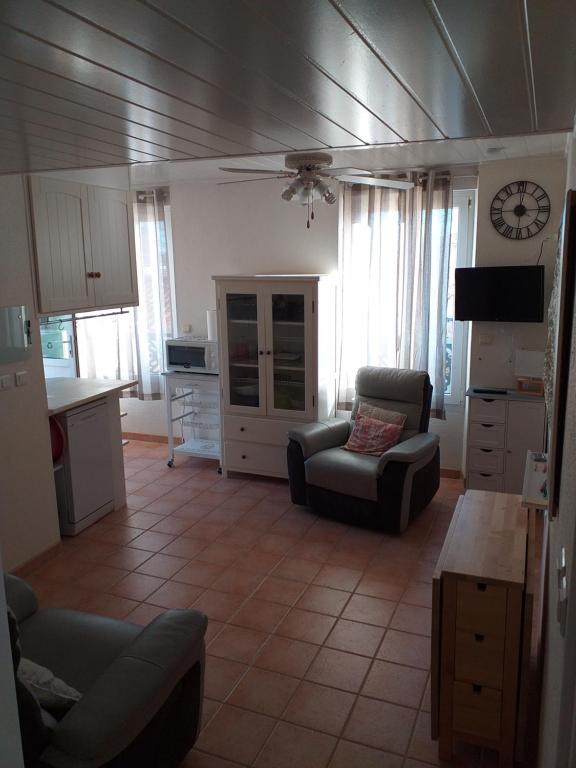 Η κουζίνα ή μικρή κουζίνα στο ALBASUD - Appartement meublé avec terrasse - Salses le Chateau 66