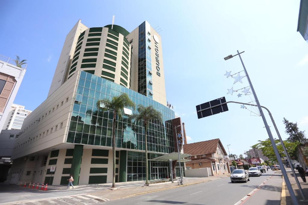a tall building on a city street with a traffic light at Bourbon Joinville Convention Hotel in Joinville