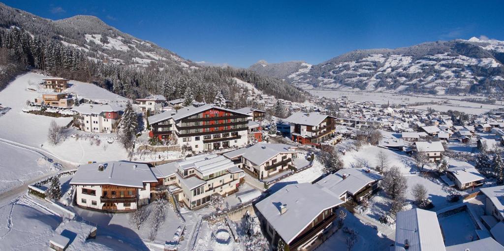 una vista aérea de un pueblo cubierto de nieve en Hotel Bruno, en Fügen