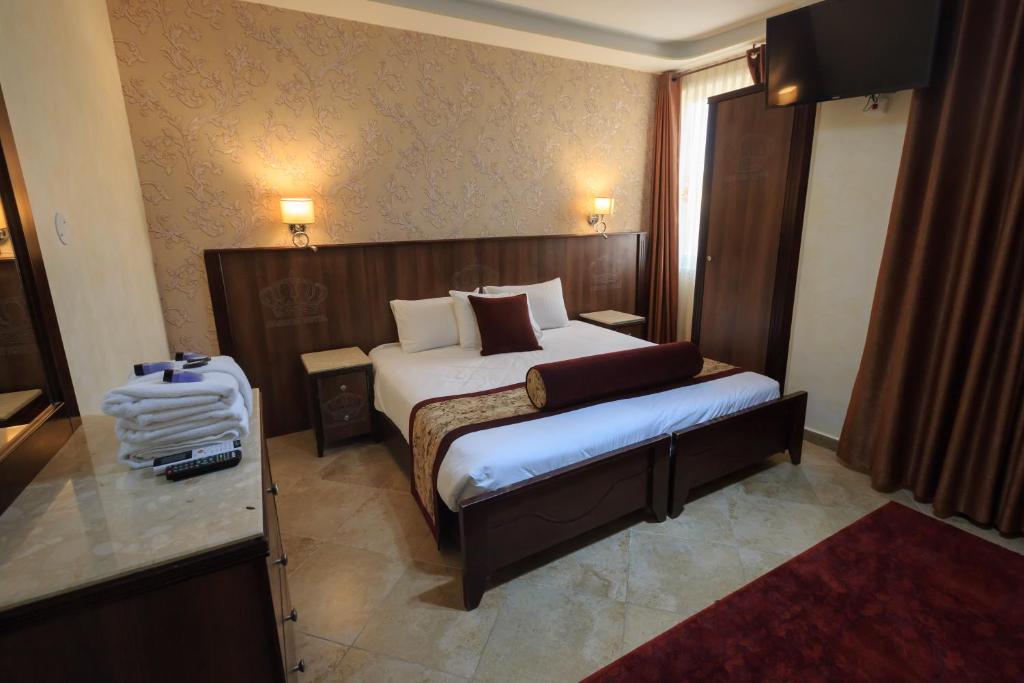 Postel nebo postele na pokoji v ubytování Hashimi Hotel
