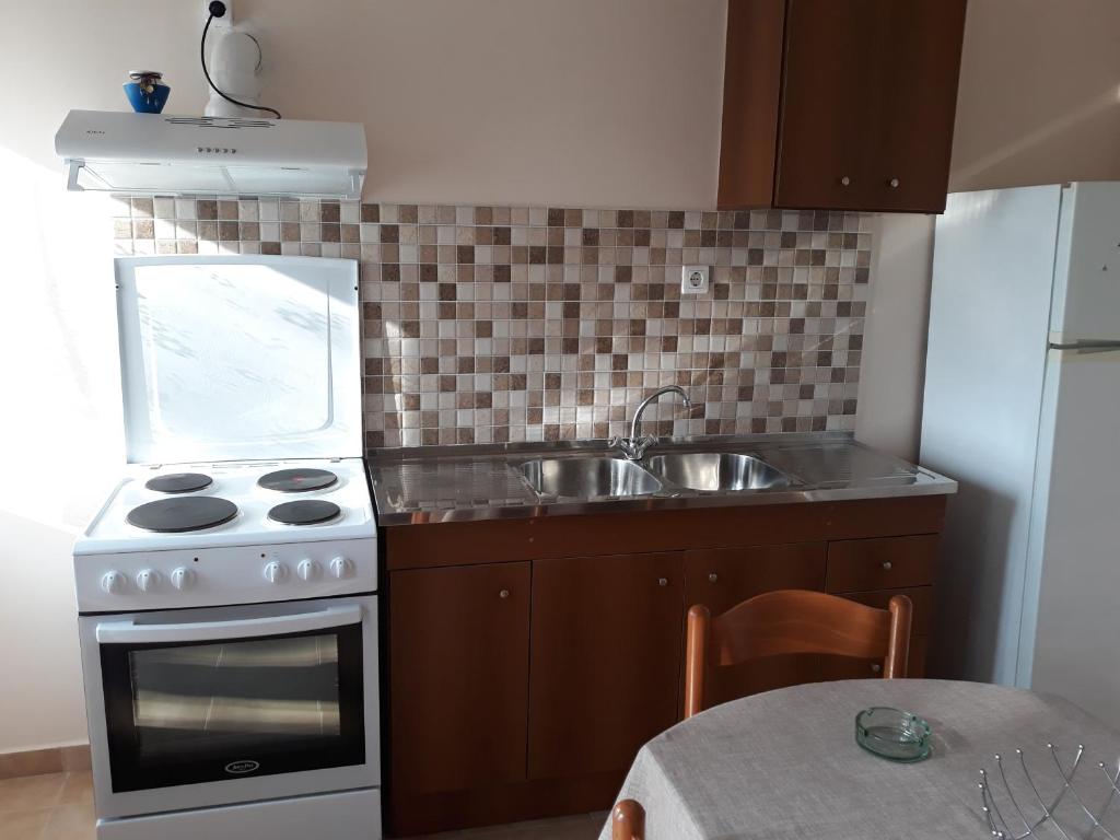 Kuchyňa alebo kuchynka v ubytovaní MARIA GUESTHOUSE KINI
