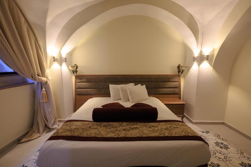 Postel nebo postele na pokoji v ubytování Hashimi Hotel