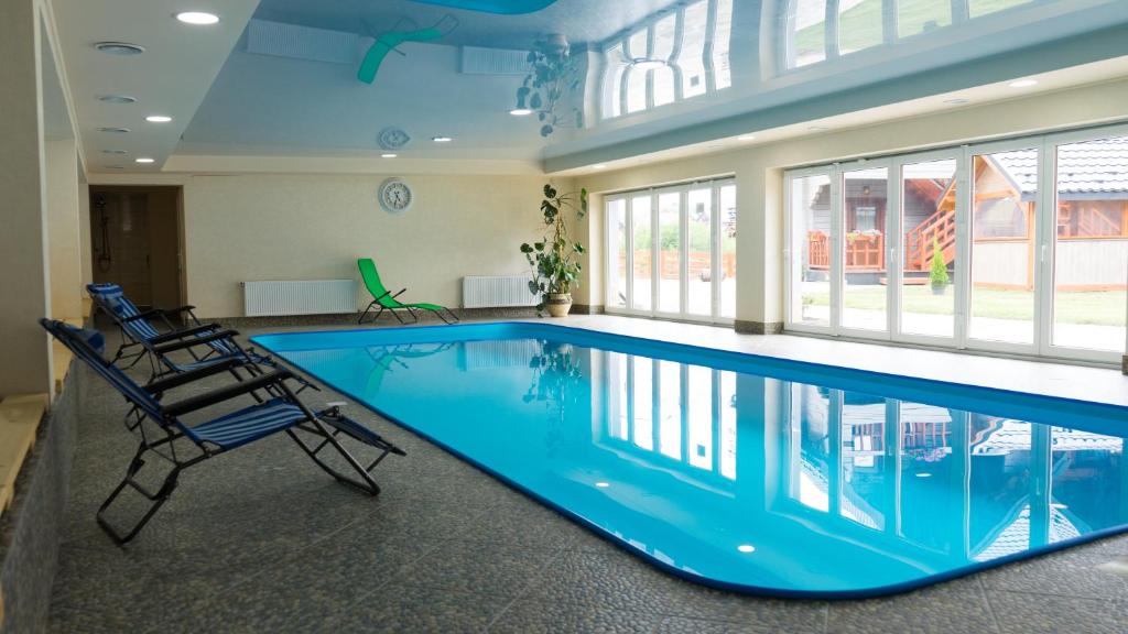 Bazén v ubytování Family Hotel Kaskad nebo v jeho okolí
