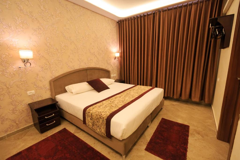 Postel nebo postele na pokoji v ubytování Hashimi Hotel