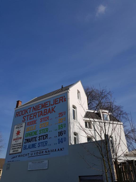 um sinal na lateral de um edifício em B&B The Project em Heerlen