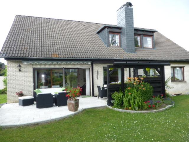 een huis met een patio met een tafel en stoelen bij Ferienwohnung Wiskow in Goslar in Goslar