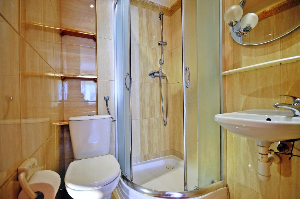 a bathroom with a shower and a toilet and a sink at komfortowy pokój nad morzem in Kołobrzeg