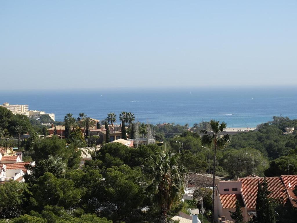 una vista de una ciudad con el océano en el fondo en Apartment in Campoamor en Campoamor