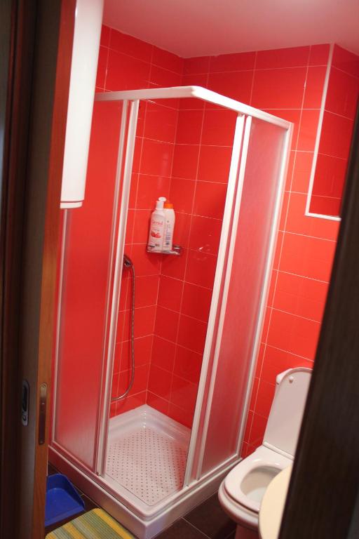baño rojo con ducha y aseo en As Casas das Minas, en Zobra