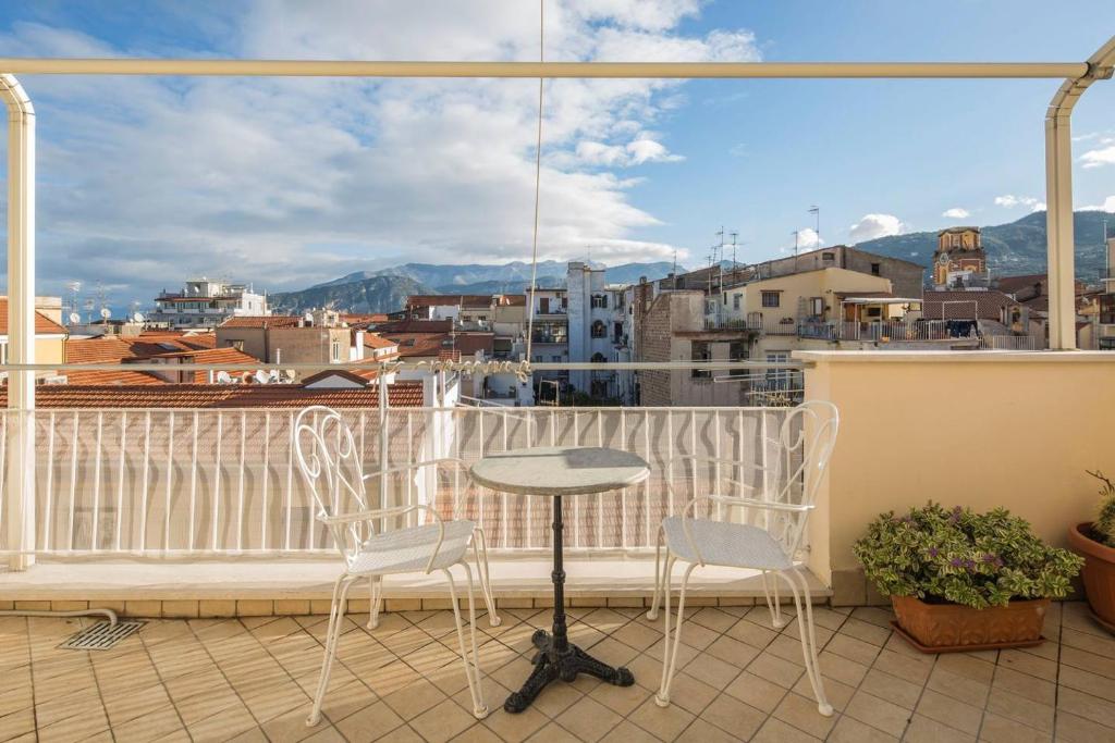 einen Balkon mit einem Tisch und Stühlen sowie Aussicht in der Unterkunft Carla Suite in Sorrent