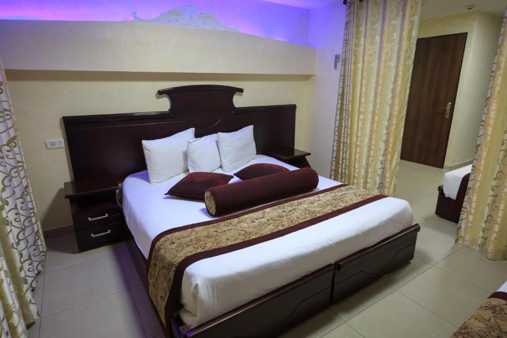 Postel nebo postele na pokoji v ubytování Hashimi Hotel