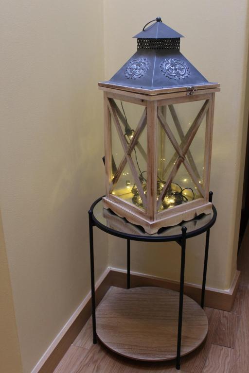 - une lanterne sur un support dans une pièce dans l'établissement Studios Galaxia, à Fontenay-sous-Bois