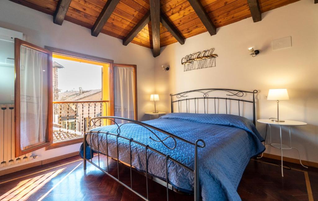 1 dormitorio con cama y ventana grande en Residenza Ariosto Depandance by Studio Vita, en Bolonia