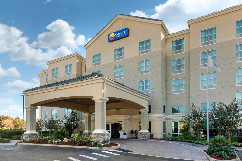 Comfort Inn & Suites Tavares North في تفاريس: تقديم فندق بمبنى