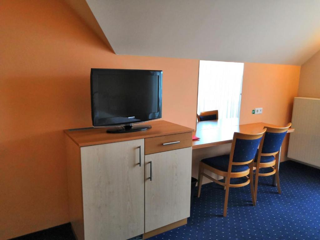 TV a/nebo společenská místnost v ubytování Kunstcafe Rooms