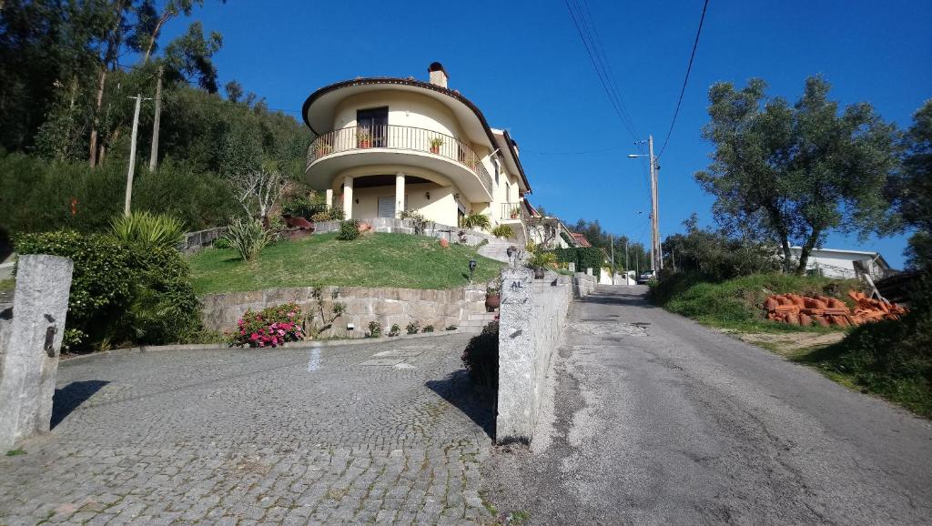 une maison sur une colline avec une route devant elle dans l'établissement Arouca à Varanda, à Arouca