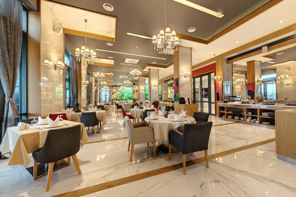 A restaurant or other place to eat at Merit Grand Mosta Spa Hotel & Casino