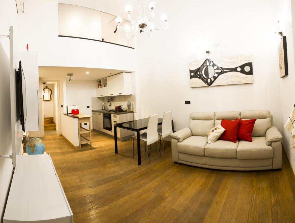 ein Wohnzimmer mit einem Sofa und einem Tisch in der Unterkunft Triangolo D'oro in Genua