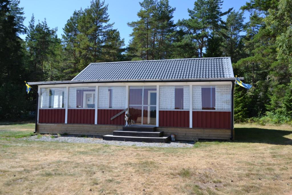 mały dom z czerwoną i białą w obiekcie Värmlandsnäs Valdersrud Stenröse w mieście Säffle