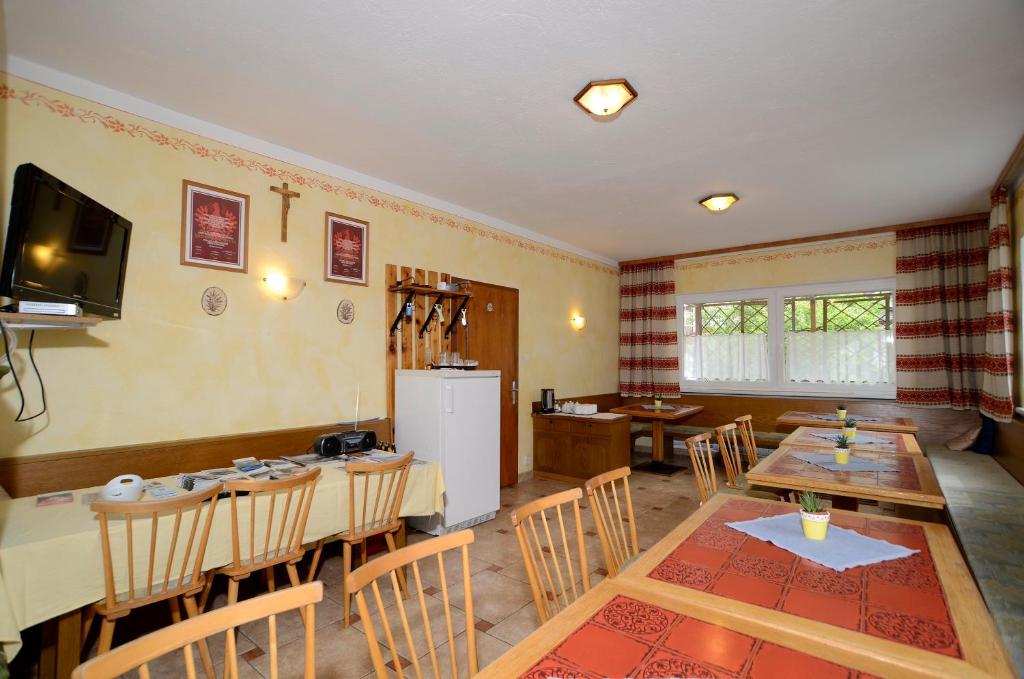 Televiisor ja/või meelelahutuskeskus majutusasutuses Haus Gamsblick