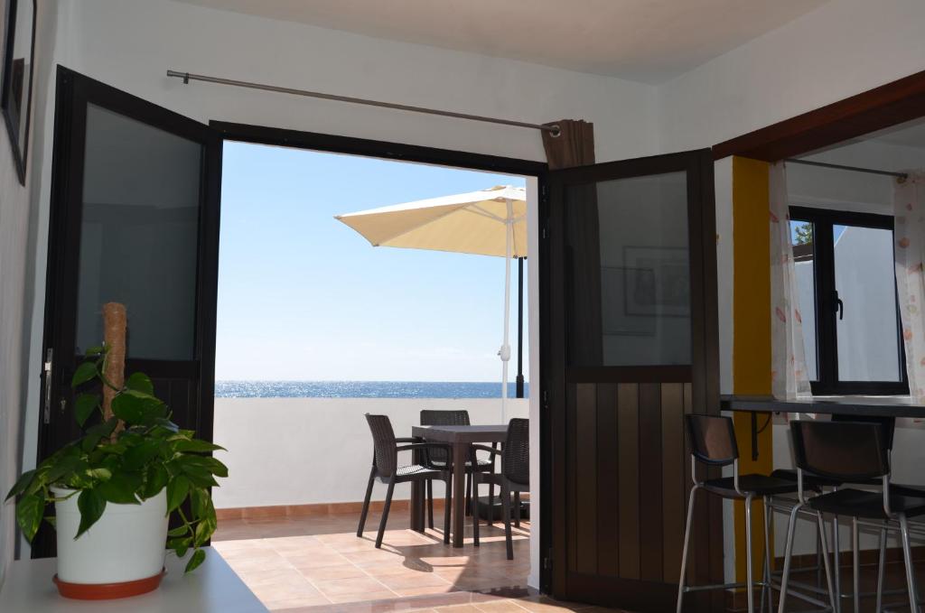 - une salle à manger avec vue sur l'océan dans l'établissement Casa de la playa, à Punta de Mujeres