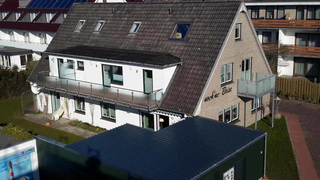 una vista aérea de una casa con techo azul en " noch ne Brise" en Büsum
