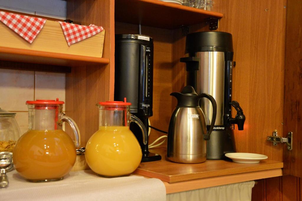 Příslušenství pro přípravu čaje a kávy v ubytování Hotel Adonis