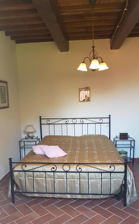łóżko w pokoju z 2 stolikami nocnymi w obiekcie Camere Montalbano w mieście San Miniato