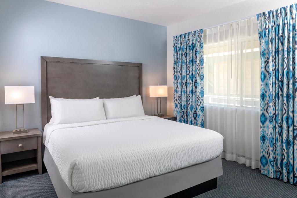 Beachfront Inn and Suites at Dana Point - Deluxe Suite Mit Kingsize-Bett